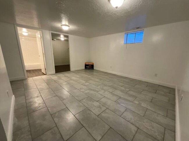 Building Photo - 4 Bedroom 2 Bath Twin Home Move in ready t...