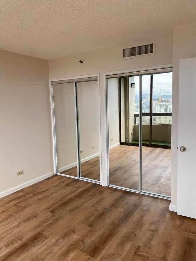 Building Photo - 2499 Kapiolani Blvd