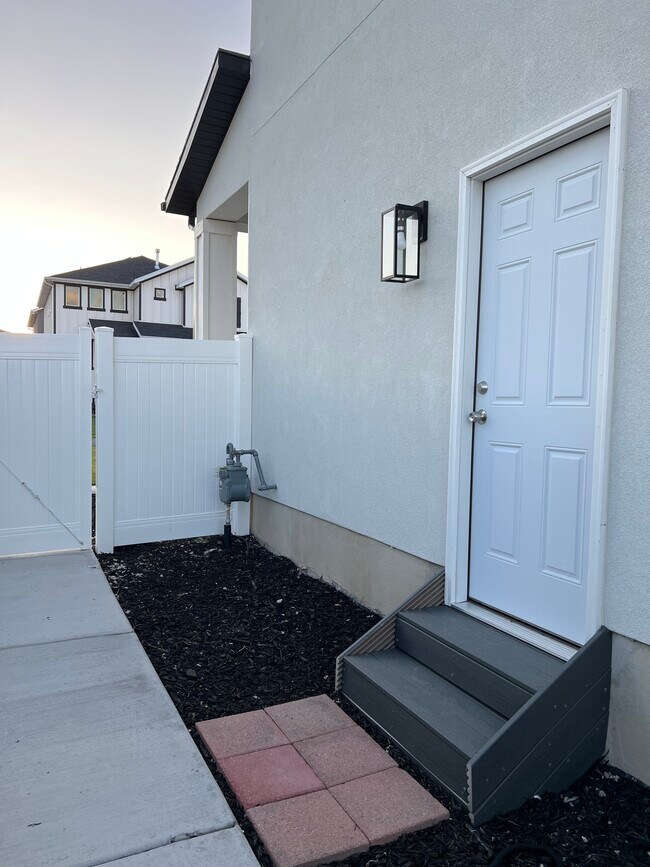 Building Photo - 4724 E Lk Cor Dr