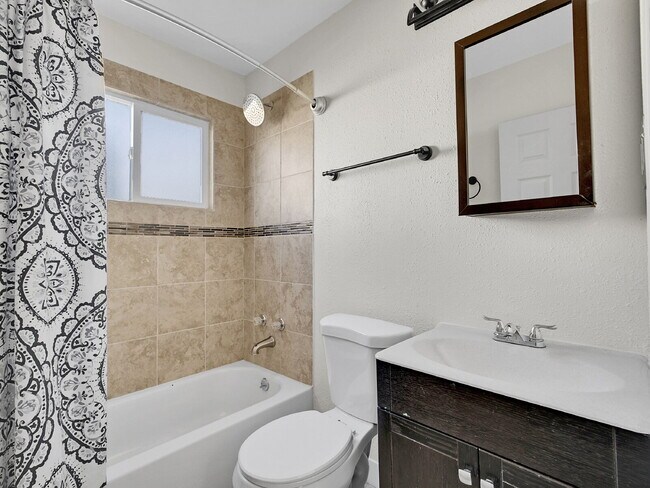 Building Photo - $2,245.95 - $300 OFF - First 2 Months'Rent - 3 Bedrooms, 1.5 Bathrooms, Single Family Home in Aur...