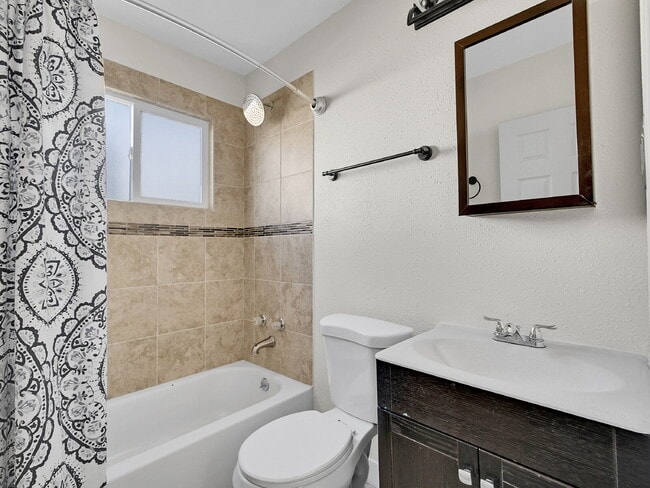 Building Photo - $2,340.95 - $300 OFF - First 2 Months'Rent - 3 Bedrooms, 1.5 Bathrooms, Single Family Home in Aur...