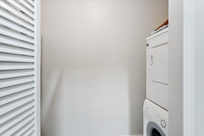 Building Photo - Great condo! New AC system!