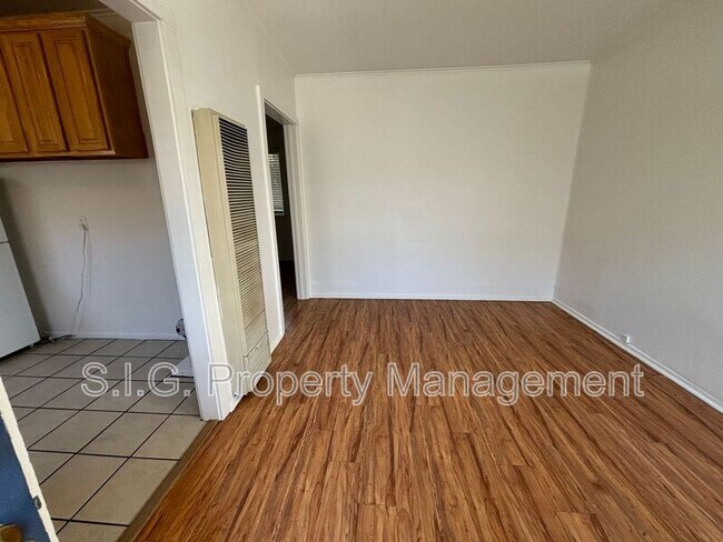 Building Photo - 1230 1/2 Griffith St
