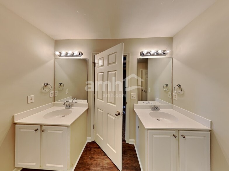 Building Photo - 5 Horseshoe Ln