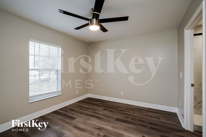 Building Photo - 629 NE Juanita Ct