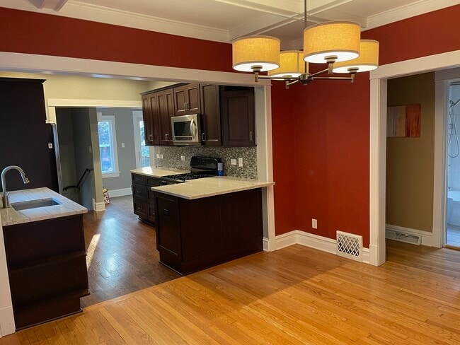 Building Photo - 831 Hayes Ave