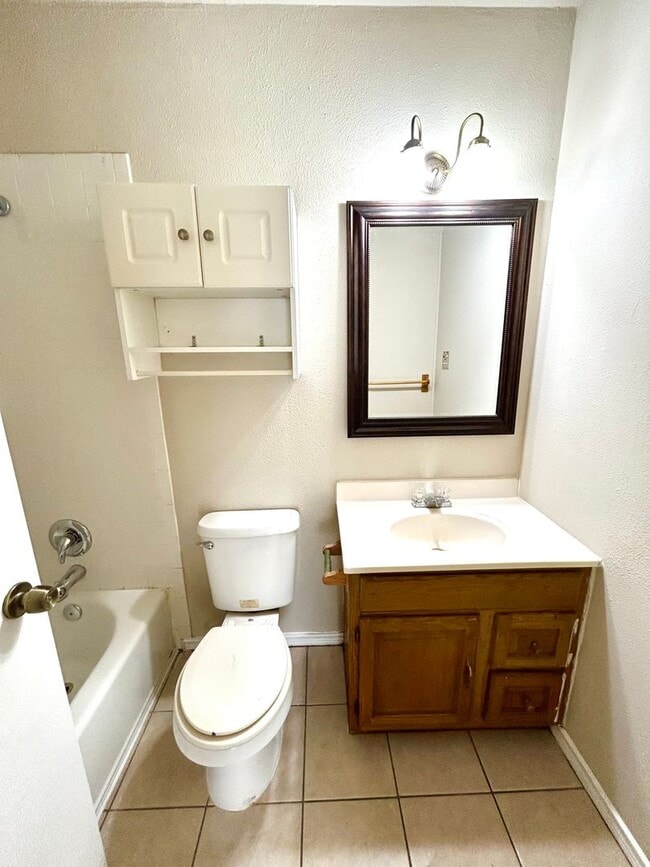 Building Photo - *COMING SOON* Cozy & Convenient – 3 Bedroom Home Near Shopping & Highways!