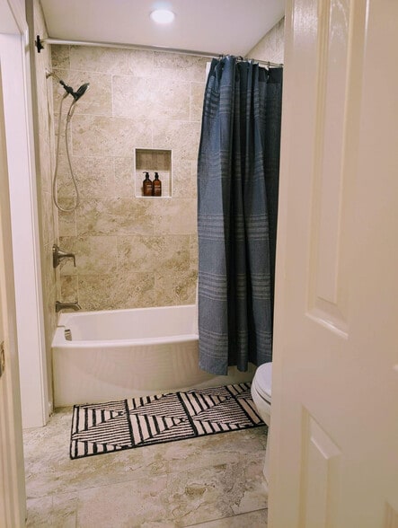 Building Photo - 469 Holt Rd NE