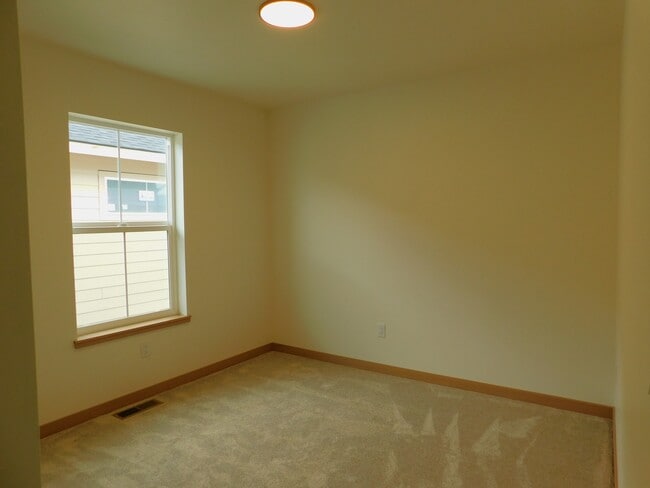 Building Photo - 605 Holstein Wy
