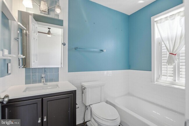 Building Photo - 5504 Sacramento Mews Pl