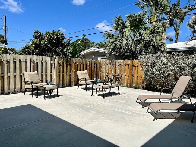 Building Photo - 2725 SE 2nd Ct