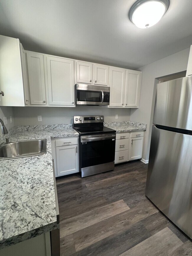 Building Photo - Renovated Spacious 4 Bedroom Home Available for Pre-Lease!