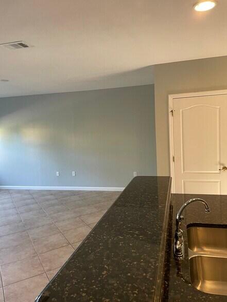 Building Photo - 725 Ventura Dr