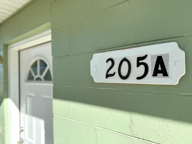 Building Photo - Cozy Two Bedroom, One Bath Single Family H...