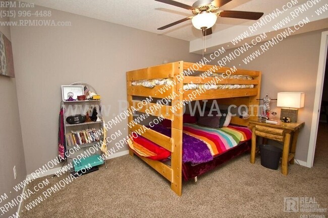 Building Photo - 1655 SW Arlan Dr