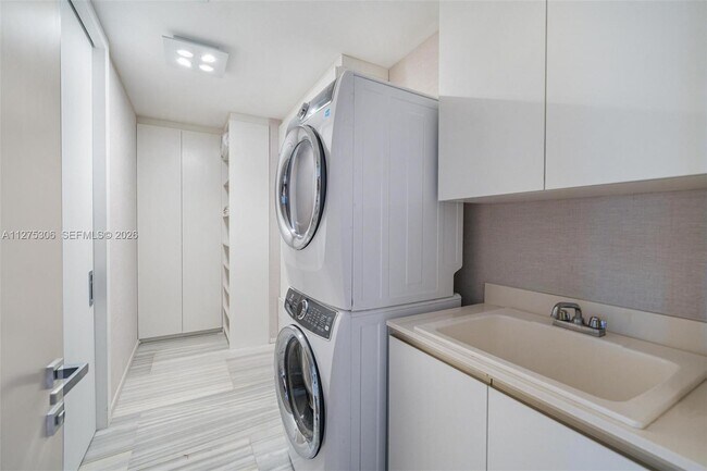 Building Photo - 18975 Collins Ave