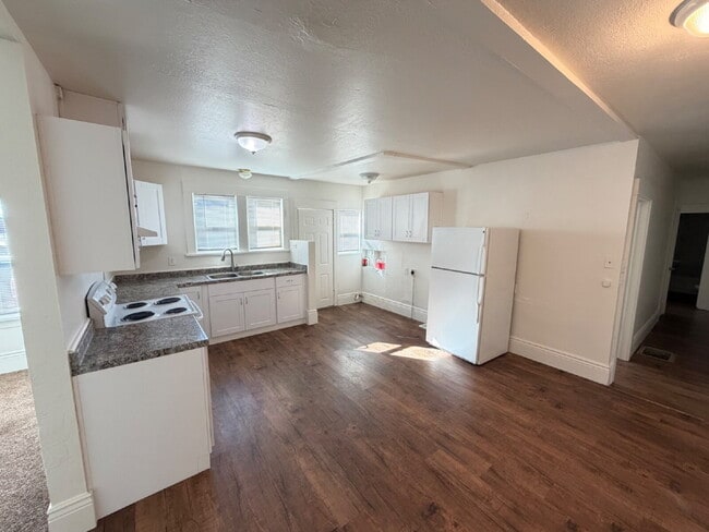 Building Photo - Charming 2-Bedroom Duplex in Merced with Washer dryer connections