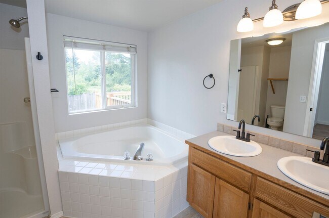 Building Photo - Exquisite 3-bedroom, 2-full bath Home in Puyallup