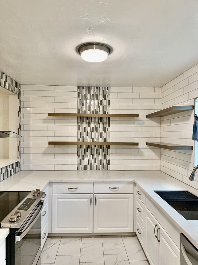 Building Photo - 986 S Hope Ave