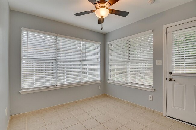 Building Photo - 1094 Maple Ridge Ct