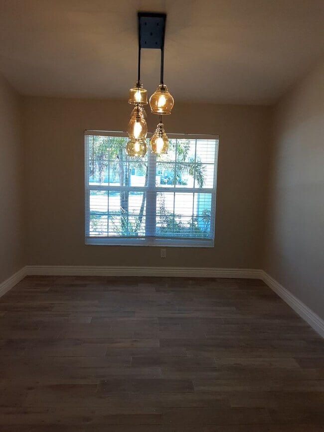 Building Photo - Annual unfurnished 3/2 nicely renovated SFH with large yard overlooking a lake.