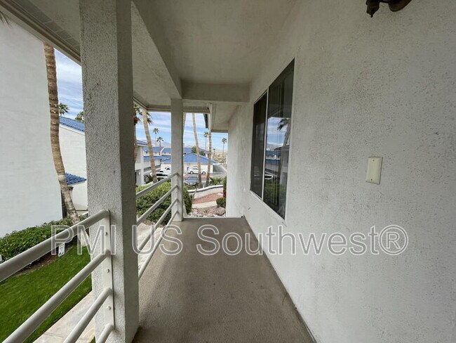 Building Photo - 1800 Club House Dr