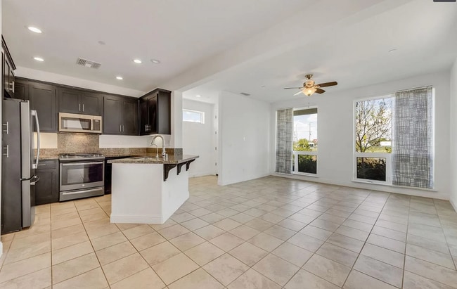 Building Photo - 3 bedroom | 3.5 bathroom | Davis Single Fa...