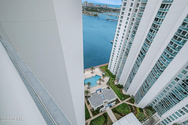 Building Photo - 241 Riverside Dr