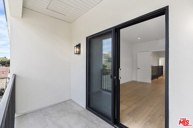 Building Photo - 824 N Orange Grove Ave