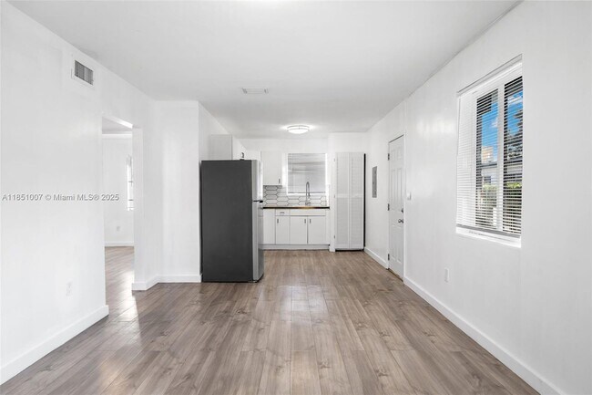 Building Photo - 842 SW 3rd St