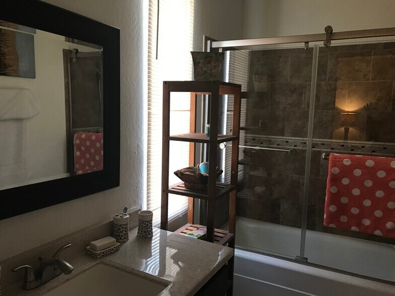 Full Bathroom in Primary Bedroom - 400 N Sunrise Way