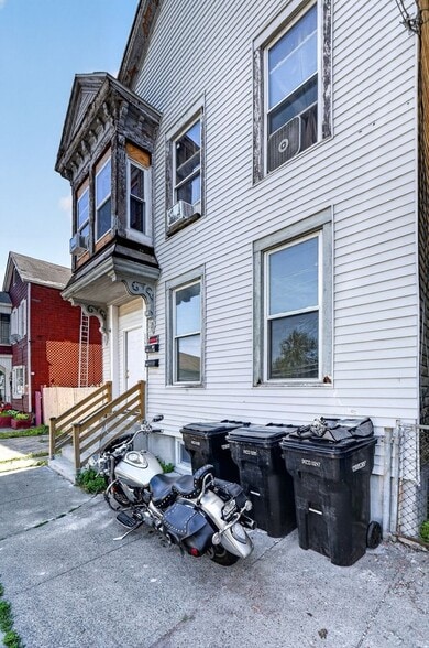 Building Photo - 362 9th St