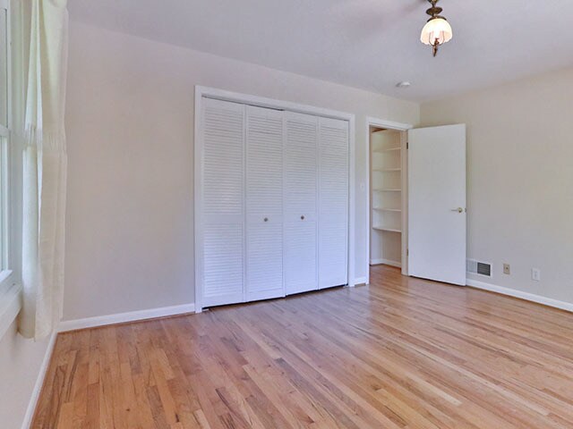 Building Photo - Spacious and Light Lake Oswego Home
