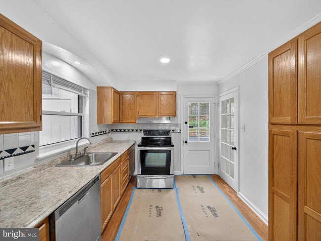 Building Photo - 10506 Lorain Ave