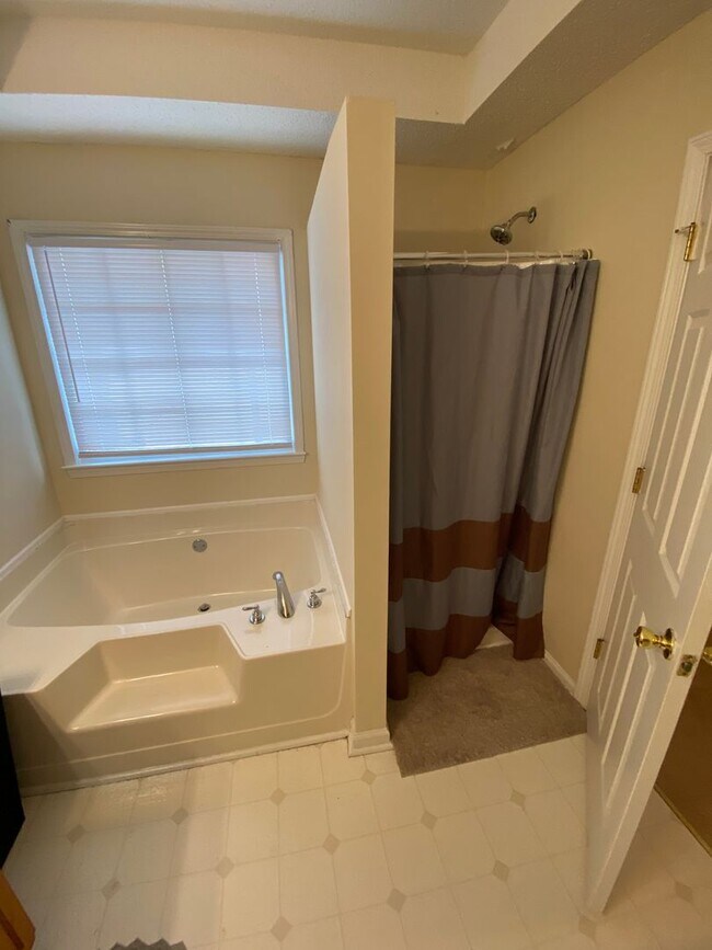 Building Photo - Wonderful 3 bedroom/2.5 bathroom House with 2 Car Garage in Snapfinger!