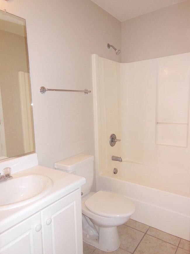 Building Photo - 2 Bedroom 2 Bath Townouse