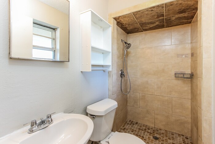 Building Photo - 218 Leighton Dr