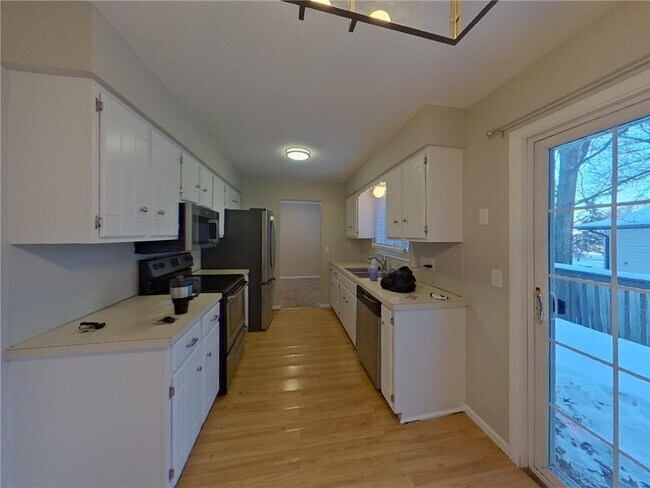 Building Photo - 13101 Thomas Ave