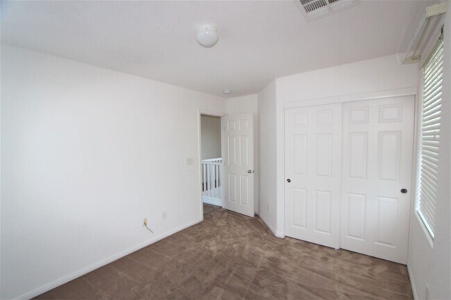 Building Photo - Well maintained home with open floorplan i...