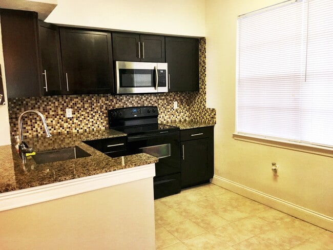 Building Photo - GOLF COURSE VIEW - FULLY UPGRADED WITH LAMINATE FLOORS & GRANITE COUNTERS