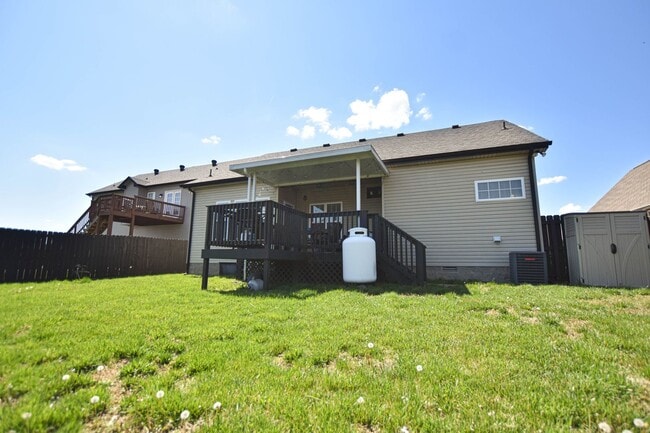 Building Photo - Pet Friendly Three Bedroom!