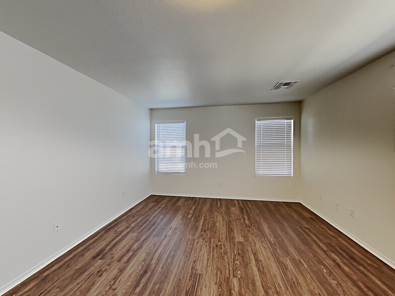 Building Photo - 5030 E Dale Ln