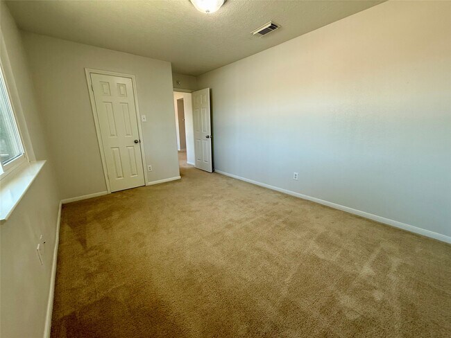 Building Photo - 6931 Echo Pines Dr