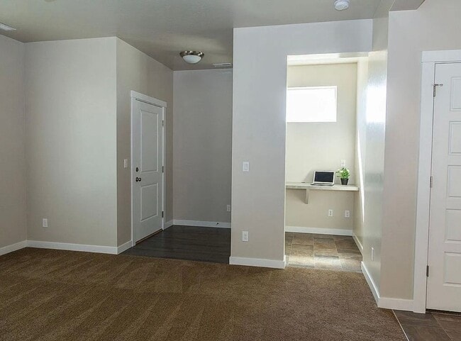 Building Photo - Cute 3 Bedroom 2.5 Home with a 2 Car Garage!