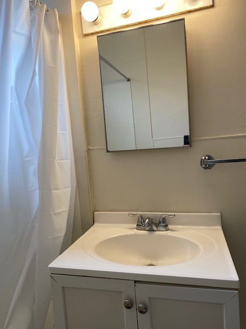 Building Photo - 2nd Floor 1 BR Apt Located On Derry St