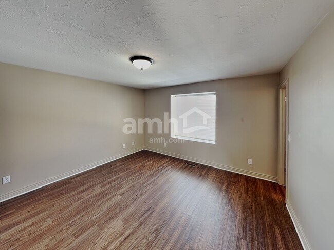 Building Photo - 934 E 490 N