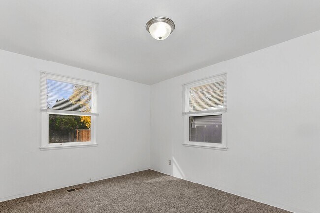 Building Photo - 2bd/1b Boise Bench Home!