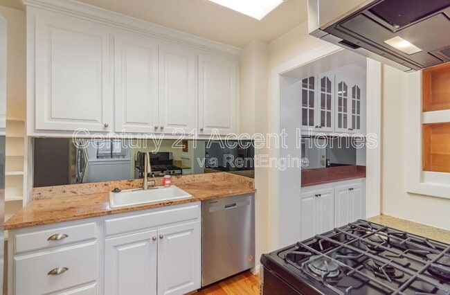 Building Photo - 2032 Arlington Ter