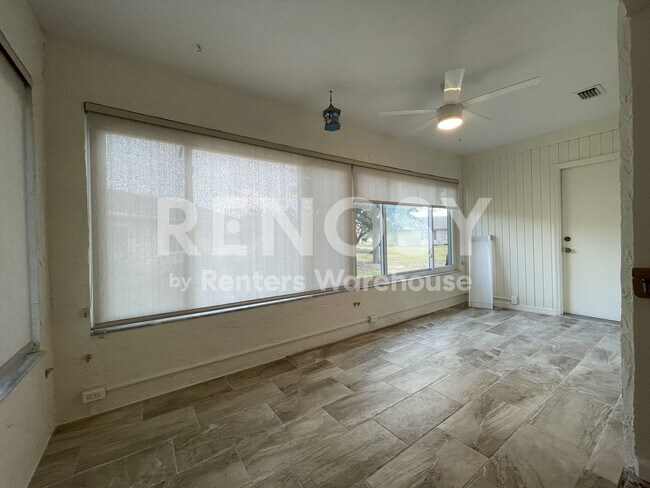 Building Photo - Sun City Center - Kings Point - Updated 2/2 End Unit Condo