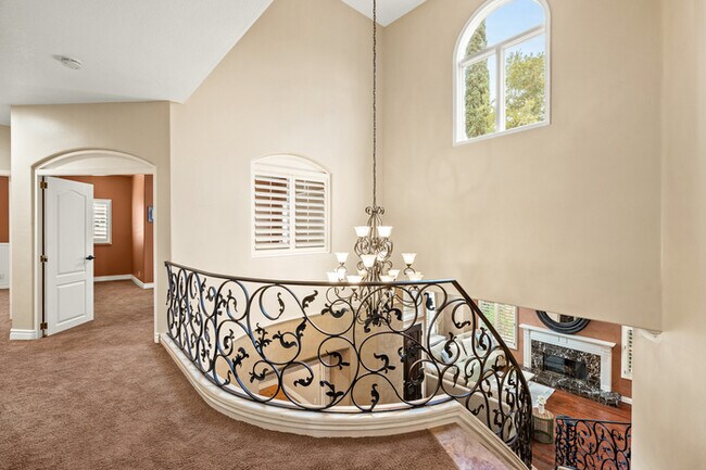 Building Photo - Elegant 5BR Furnished Estate with Pool & G...